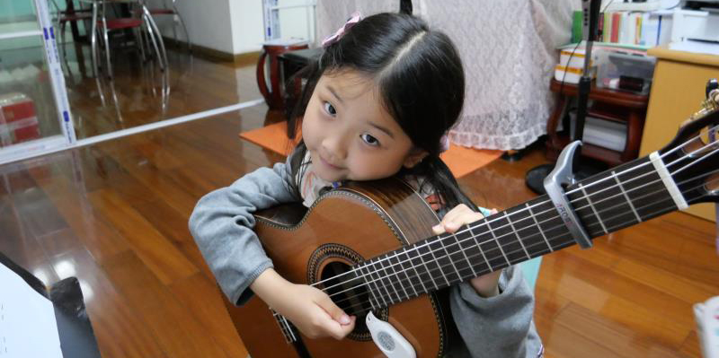 彈吉他的Miumiu