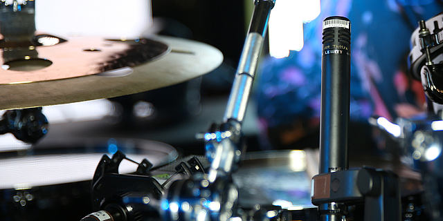 This image shows a LCT 340 small-capsule condenser on a drum kit