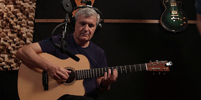 Laurence Juber with the LCT 340 reference small-diaphragm studio microphone and his Martin signature guitar