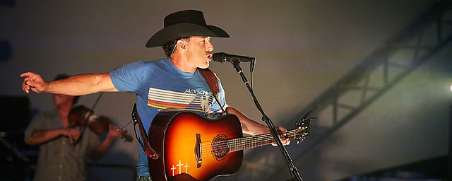 Aaron Watson using the MTP 940 CM condenser vocal mic on stage