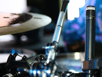 This image shows a LCT 340 small-capsule condenser on a drum kit